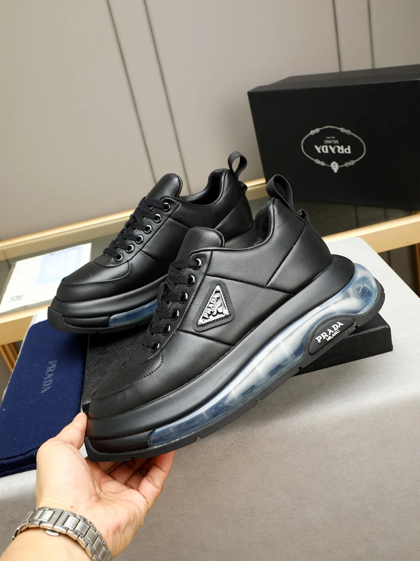 Men's shoes 💰640 Prada/Prada Men's casual shipping, imported cowhide upper, prada triangle logo, lambskin lining, original air cushion sole, rubber sewing process, rubber bottom layer, excellent shock absorption effect, comfortable on the feet! Size: 39-44 (38 45 customized)